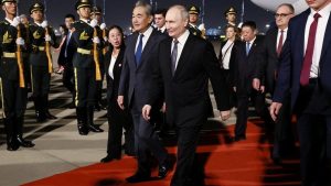 Poetin landt in China terwijl het Westen zich afvraagt wat er achter gesloten deuren gebeurt