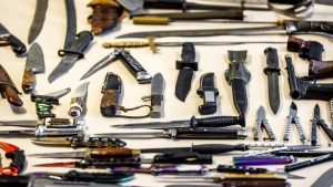 Politie waarschuwt ouders: steekwapens bij minderjarigen stijgen dramatisch