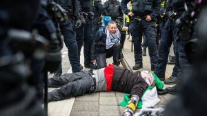 Politieactie Den Haag eindigt abrupt: wat gebeurde er werkelijk bij het spoor en de Kamer?