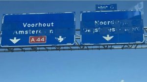 Rijkswaterstaat laat onleesbare verkeersborden bewust staan: dit is waarom