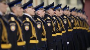 Rusland houdt sobere militaire parade terwijl Oekraïne-oorlog zijn tol eist op traditionele viering