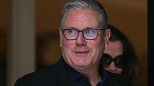 Starmer weigert op te stappen terwijl eigen partij zich tegen hem keert