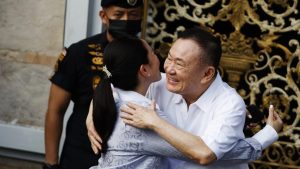 Thaksin draagt enkelband thuis na vrijlating op borgtocht – wat betekent dit voor Thailand?