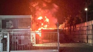 Twee metaalverwerkingsbedrijven tegelijk in vlammen: brandweer vermoedt verband