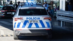 Twee peuters alleen achtergelaten langs Portugese weg – wat politie ontdekte zal je verbazen