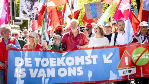 Vakbonden dreigen met acties als bezuinigingen WW, WIA en AOW niet van tafel gaan