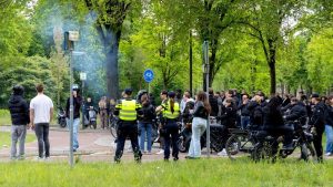 Vuurwerk vliegt door de lucht tijdens chaotische rellen bij azc Apeldoorn