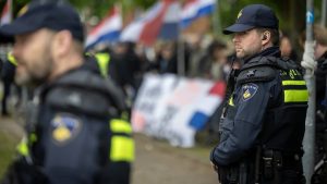 Waarom reizen relschoppers honderden kilometers voor asielprotesten in kleine gemeenten?