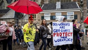 Waarom sekswerkers zelf hun arbeidsomstandigheden moeten controleren terwijl overheid wegkijkt