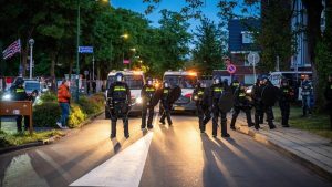 Waterkanon ingezet tegen bewoners die protesteerden tegen noodopvang in Loosdrecht