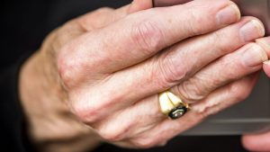 Zorgmedewerkster stal jarenlang sieraden van kwetsbare patiënten voor eigen winst
