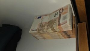 Zutphenaar verstopt 340.000 euro cash onder matras – politie vindt ook geladen wapens